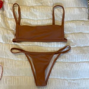Mid rise, string bikini